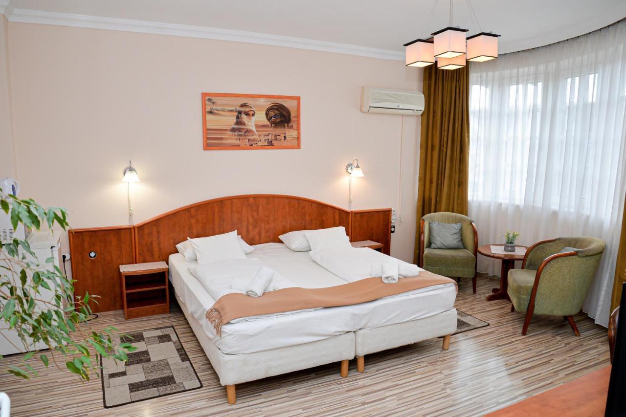 Bed and Breakfast Major Panzio Es Etterem Hajdúszoboszló Exterior foto