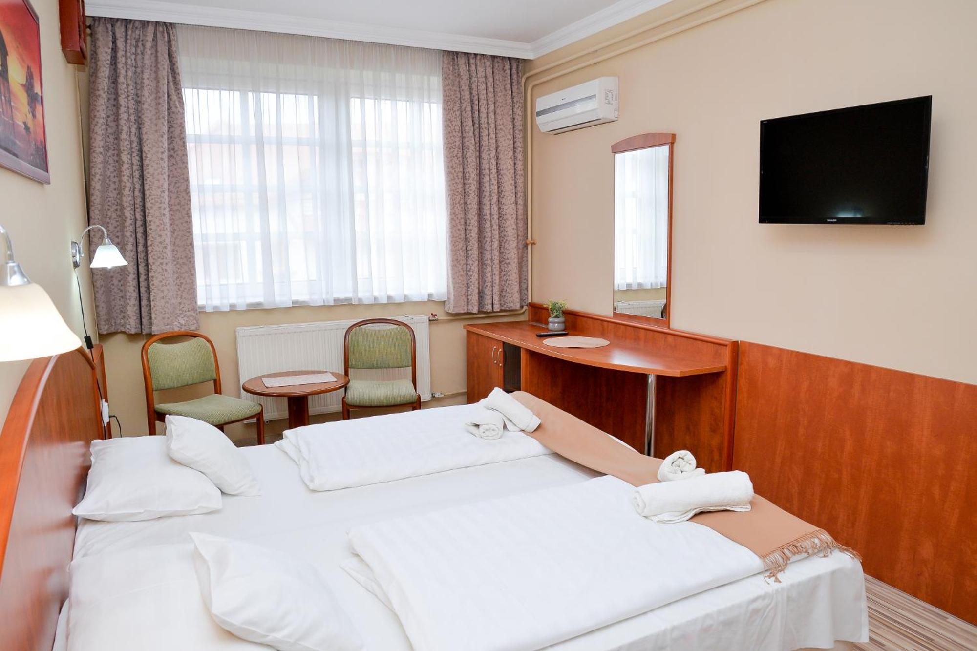 Bed and Breakfast Major Panzio Es Etterem Hajdúszoboszló Exterior foto