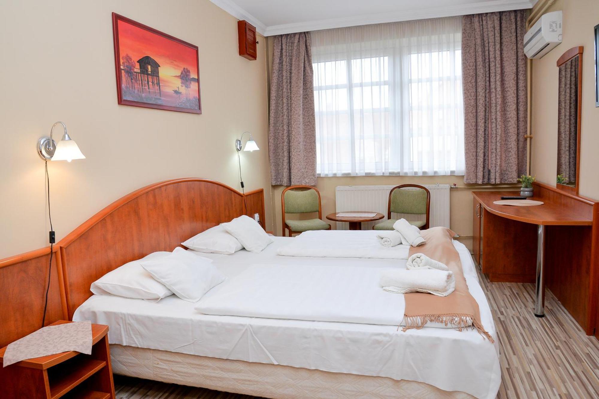 Bed and Breakfast Major Panzio Es Etterem Hajdúszoboszló Exterior foto