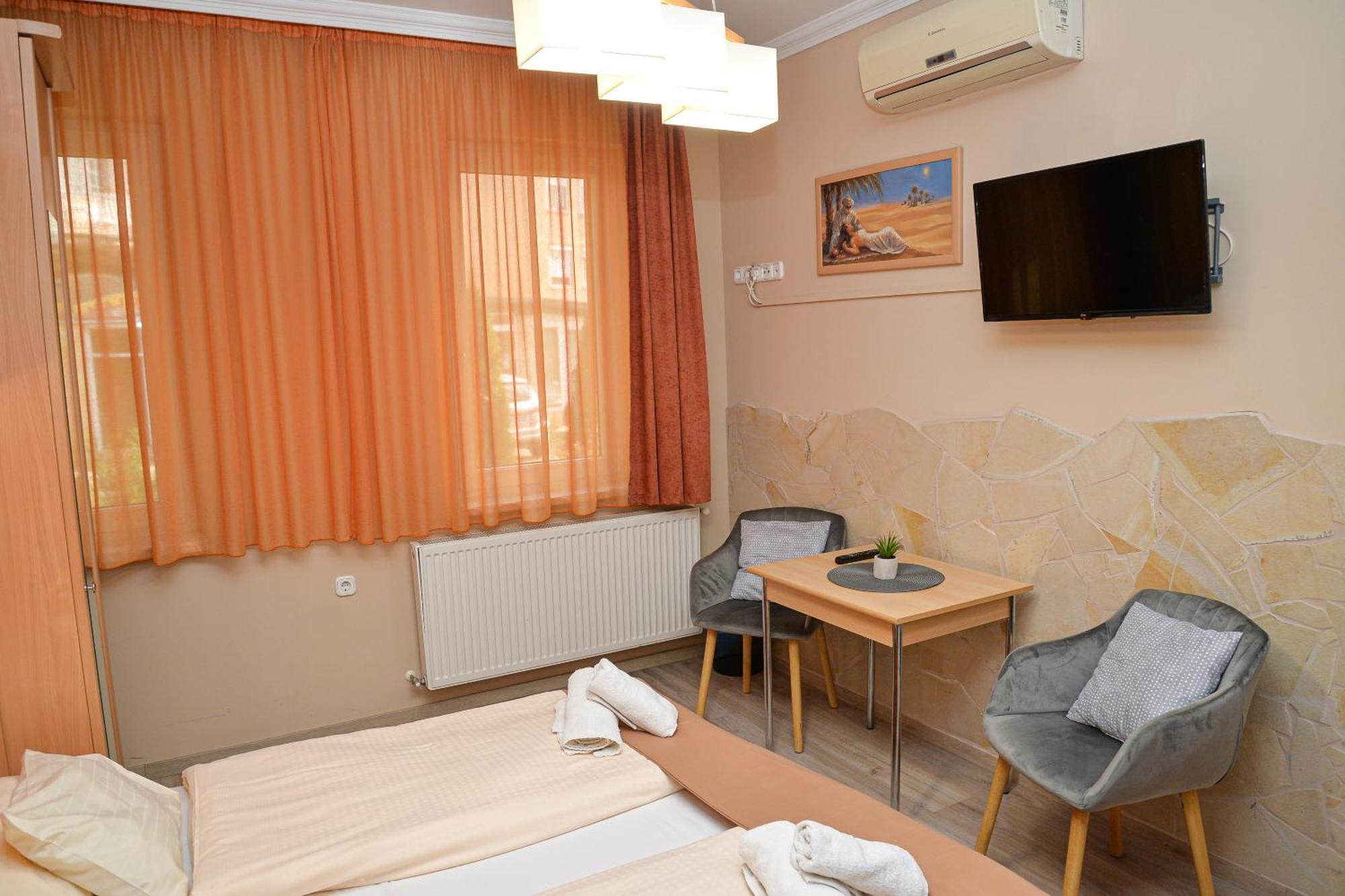Bed and Breakfast Major Panzio Es Etterem Hajdúszoboszló Exterior foto