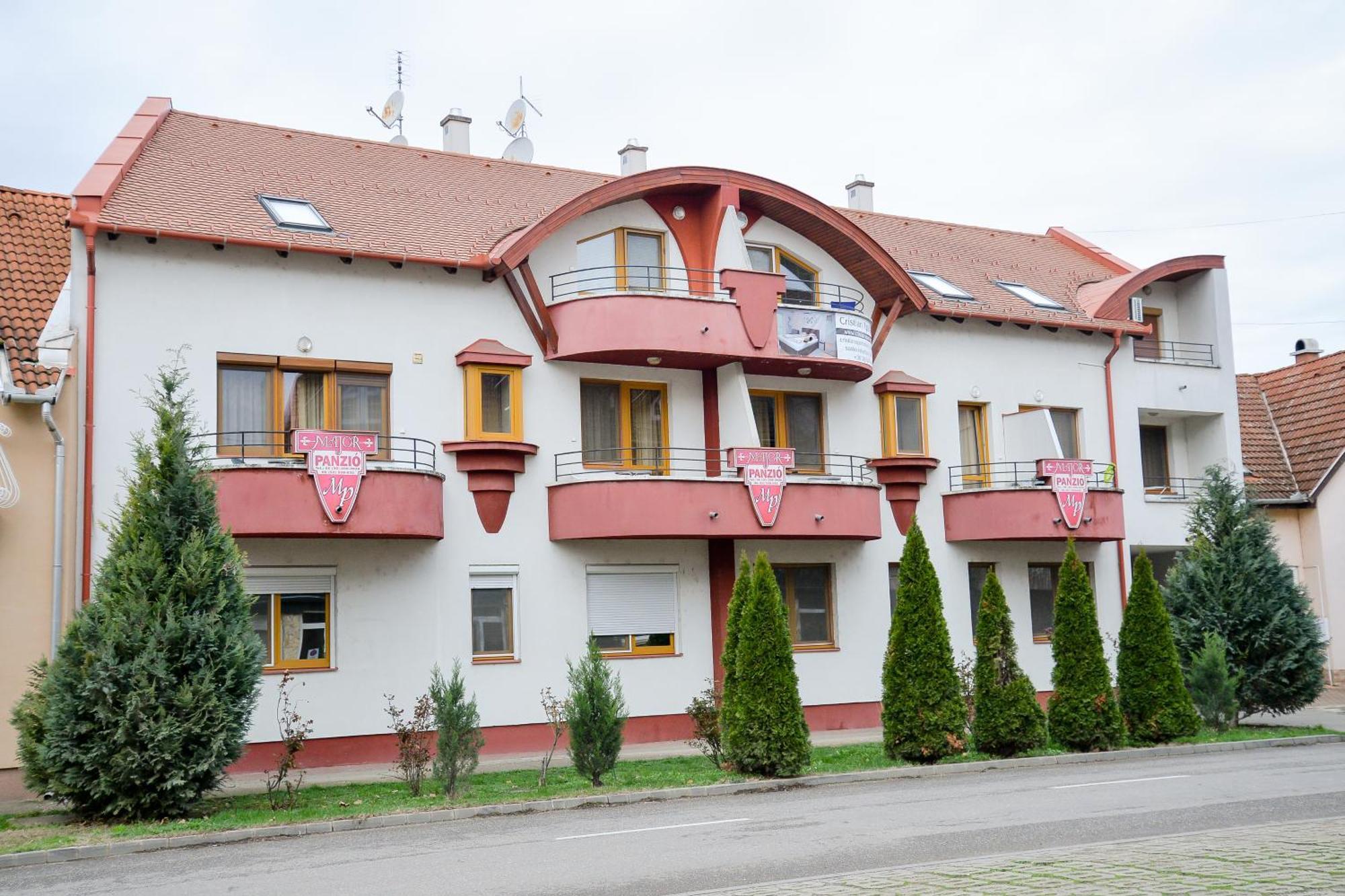 Bed and Breakfast Major Panzio Es Etterem Hajdúszoboszló Exterior foto