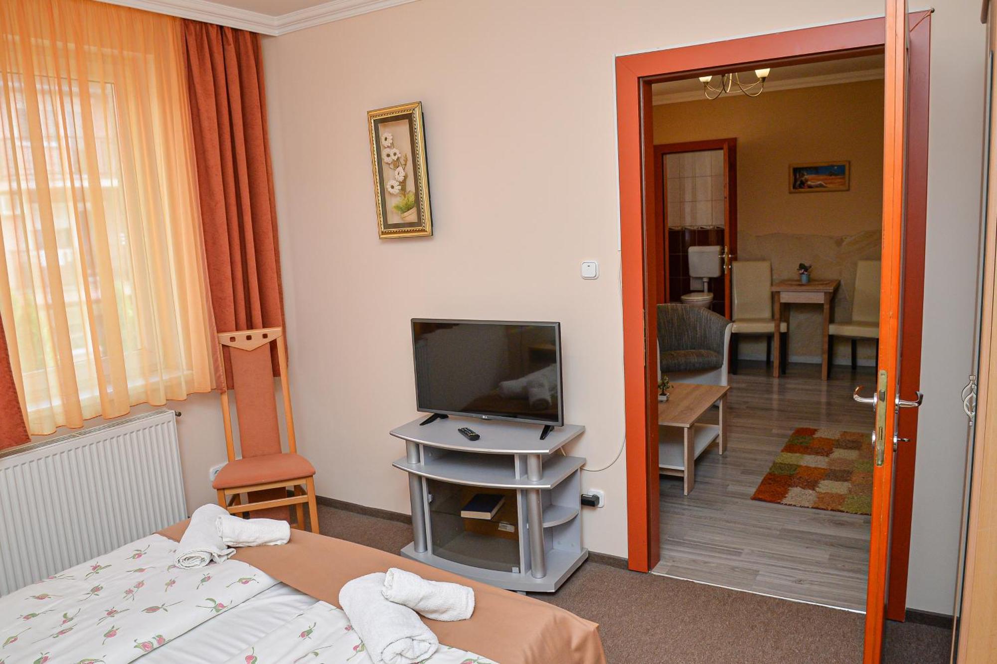Bed and Breakfast Major Panzio Es Etterem Hajdúszoboszló Exterior foto
