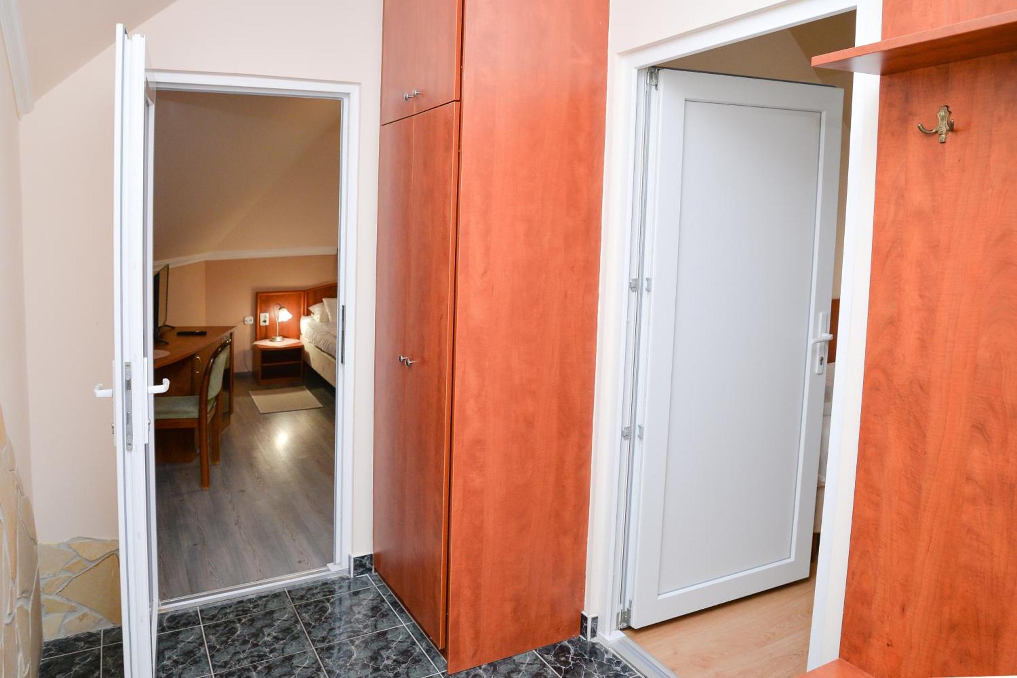 Bed and Breakfast Major Panzio Es Etterem Hajdúszoboszló Exterior foto