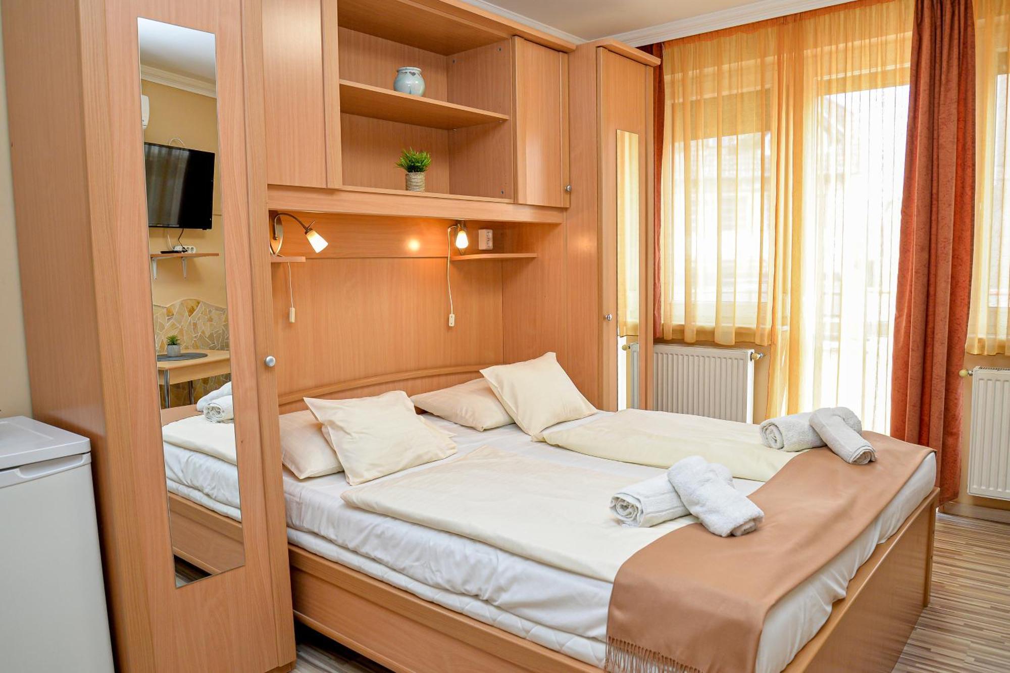 Bed and Breakfast Major Panzio Es Etterem Hajdúszoboszló Exterior foto