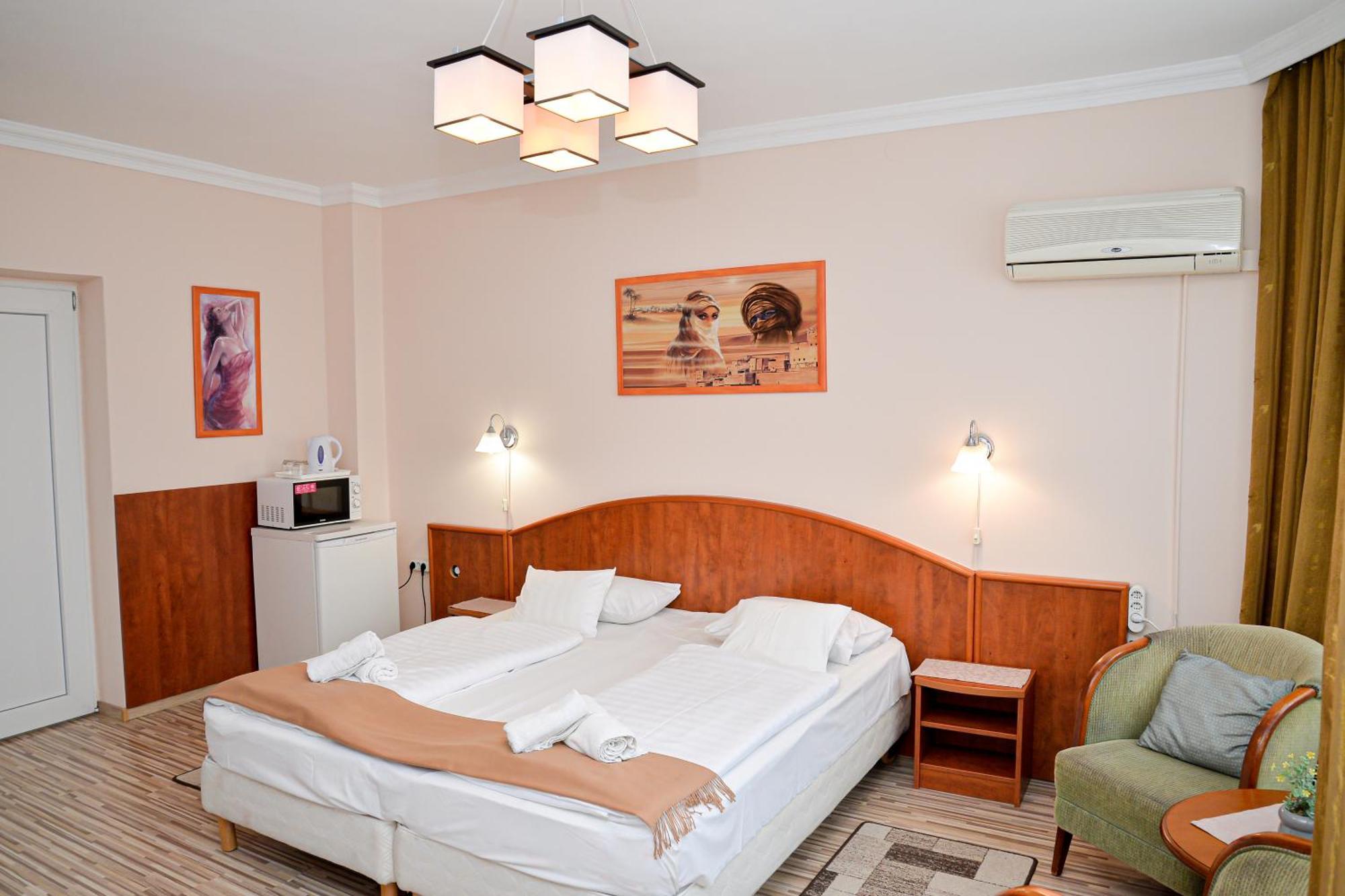 Bed and Breakfast Major Panzio Es Etterem Hajdúszoboszló Exterior foto