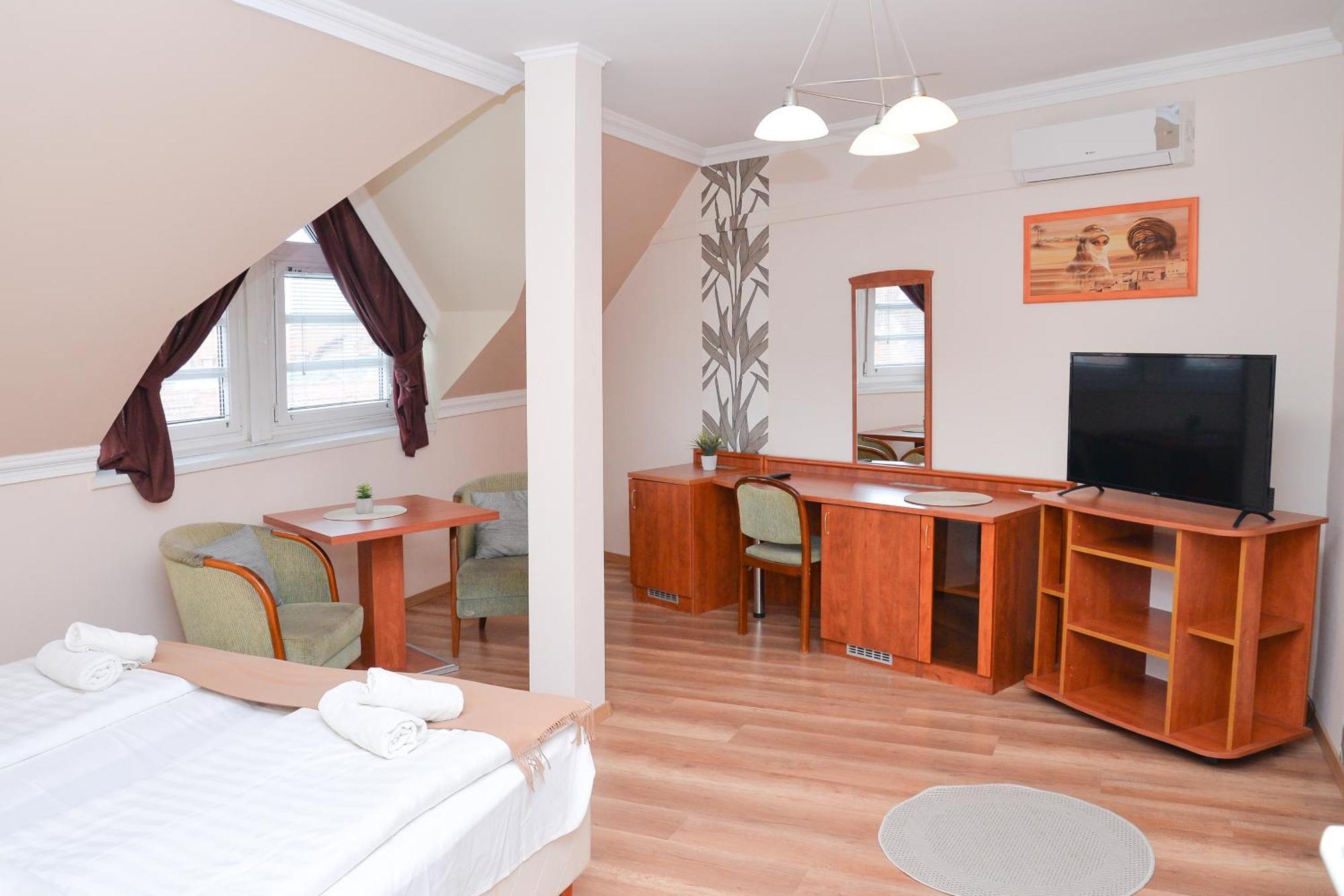 Bed and Breakfast Major Panzio Es Etterem Hajdúszoboszló Exterior foto