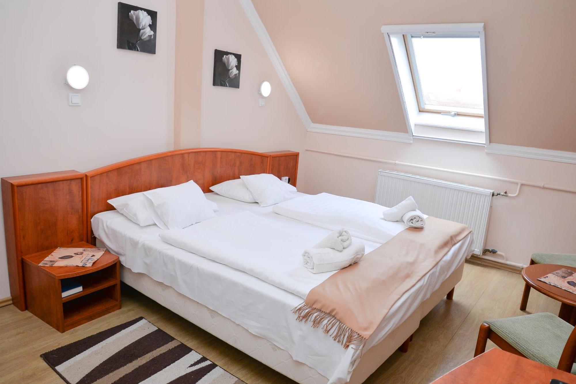 Bed and Breakfast Major Panzio Es Etterem Hajdúszoboszló Exterior foto