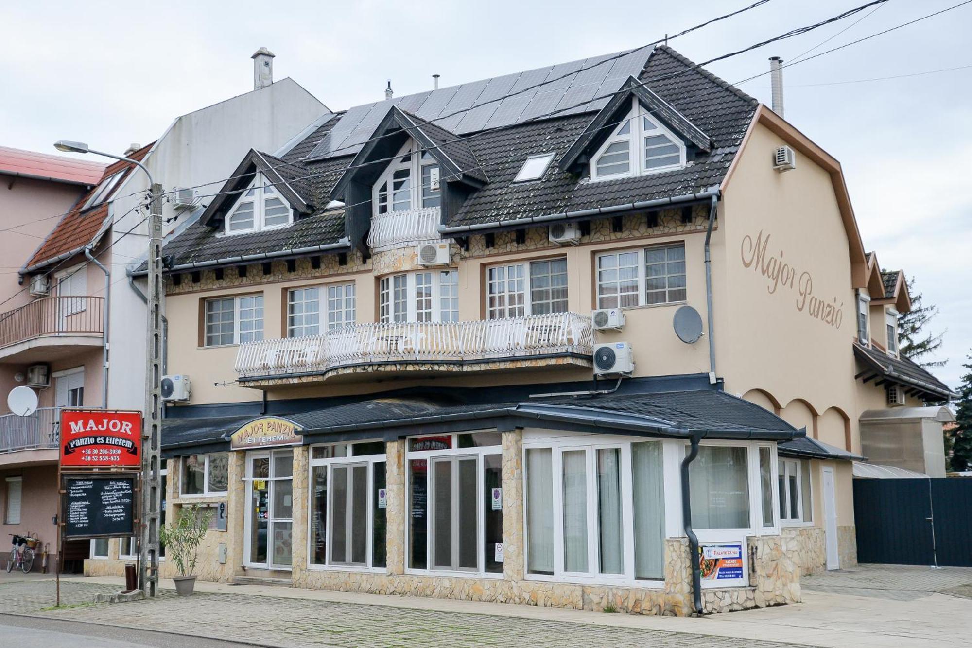 Bed and Breakfast Major Panzio Es Etterem Hajdúszoboszló Exterior foto