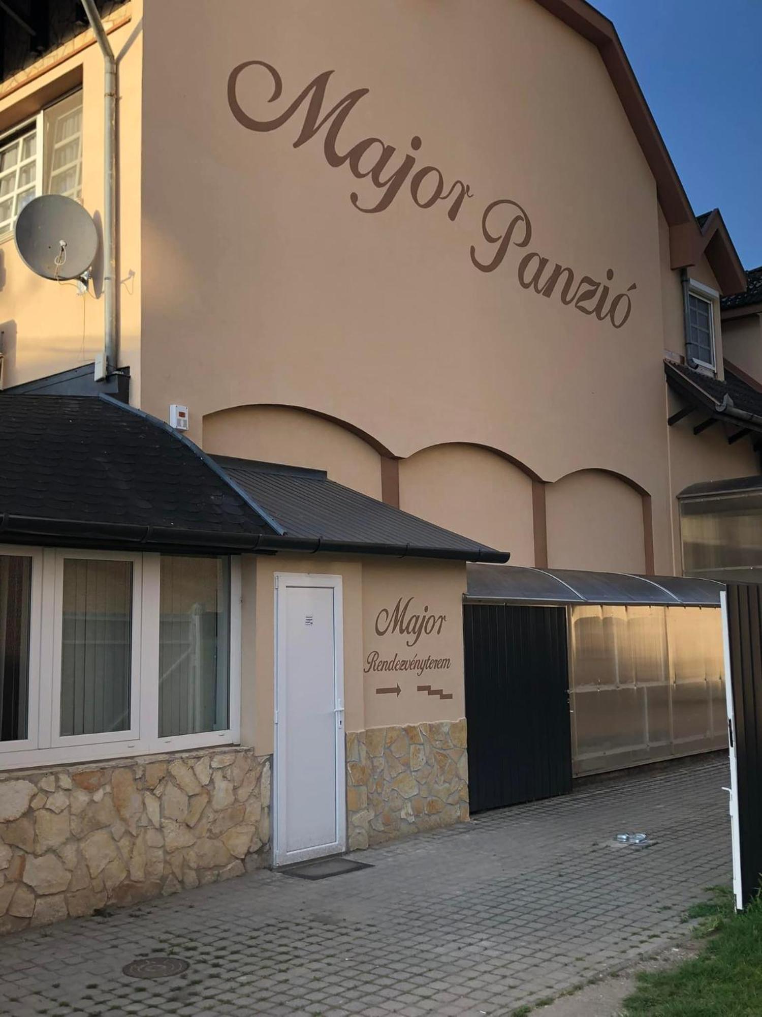 Bed and Breakfast Major Panzio Es Etterem Hajdúszoboszló Exterior foto